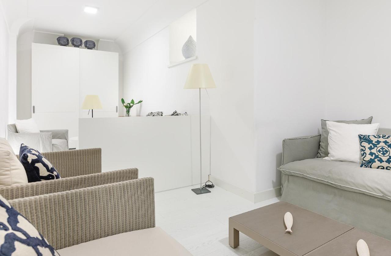 White Stylish Apartment 3 Вико-Экуенсе Экстерьер фото