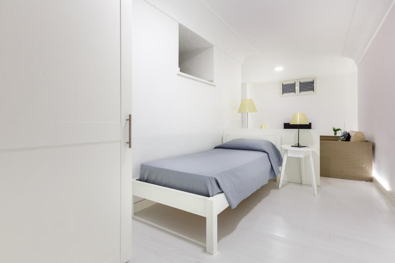 White Stylish Apartment 3 Вико-Экуенсе Экстерьер фото