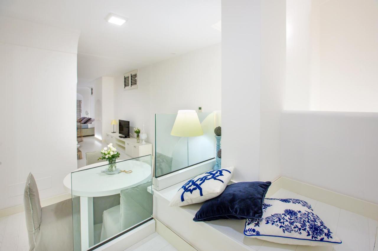 White Stylish Apartment 3 Вико-Экуенсе Экстерьер фото