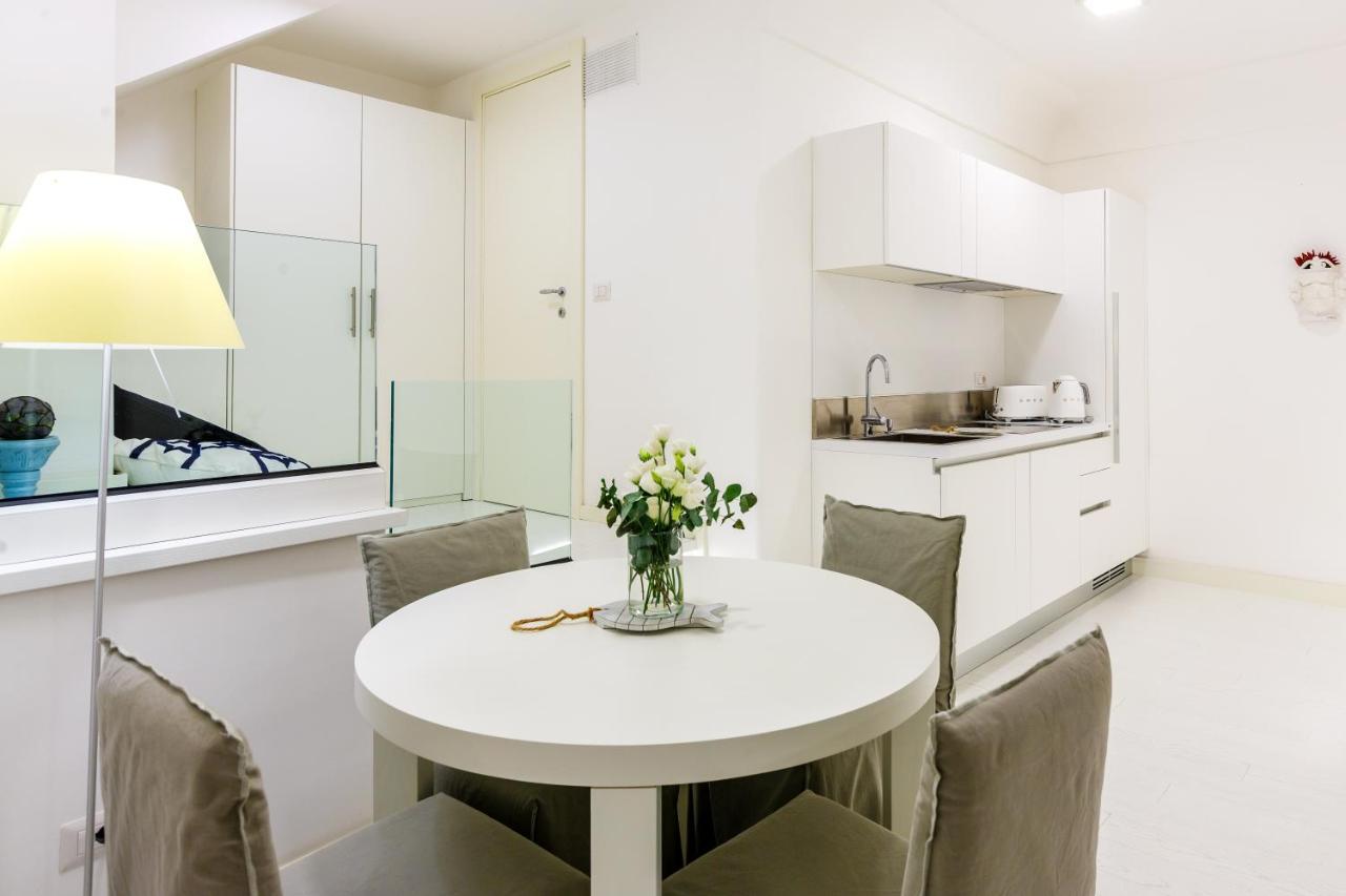White Stylish Apartment 3 Вико-Экуенсе Экстерьер фото
