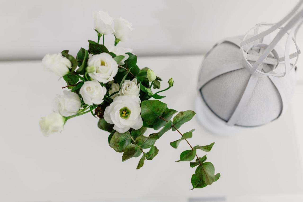 White Stylish Apartment 3 Вико-Экуенсе Экстерьер фото