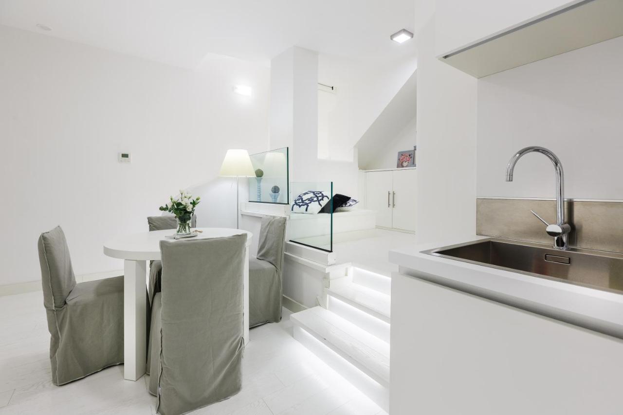 White Stylish Apartment 3 Вико-Экуенсе Экстерьер фото